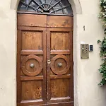 Amazing First Floor Apartment In Piazza Santa Croce Firenze